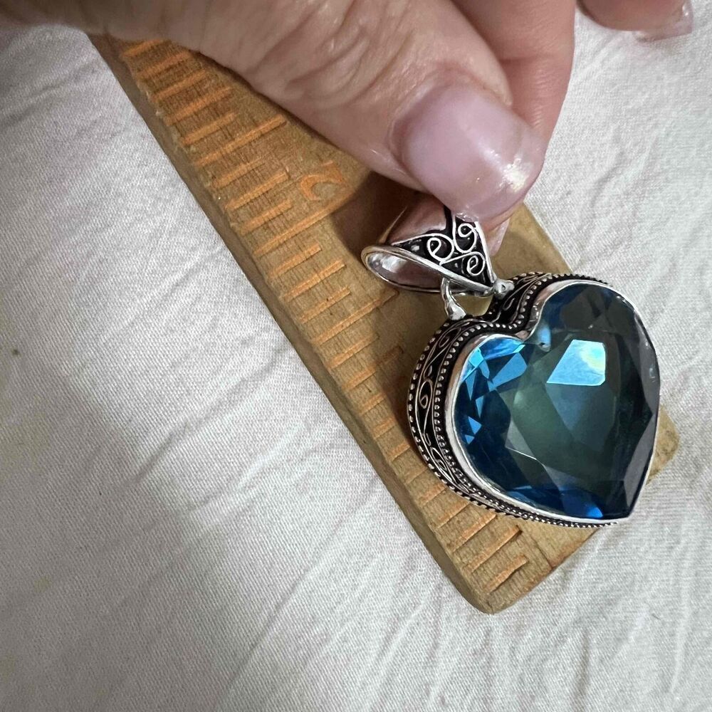 Elegant Blue Heart Pendant Necklace - Picture 9 of 11